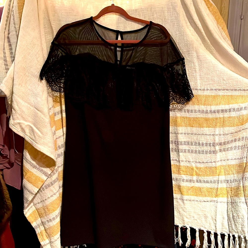 Women mid length w sheer lace cap sleeves and covered buttons in back  NWT